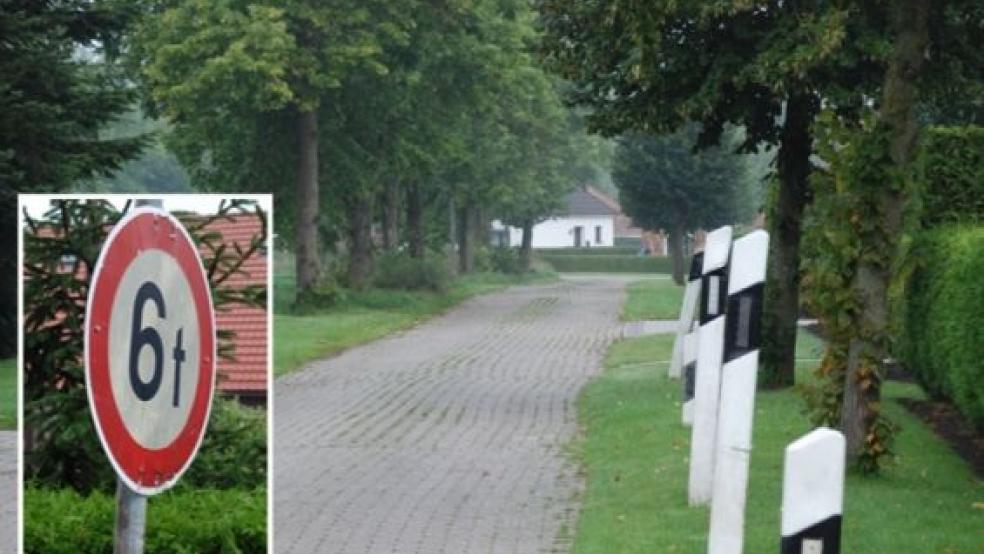 Der alte Baumbestand prägt die Straße »Alt Möhlenwarf«, die Fahrbahn ist allerdings in sehr schlechtem Zustand. Fahrzeuge mit einem Gewicht von mehr als sechs Tonnen dürfen die Straße nicht befahren. © Fotos: Hoegen