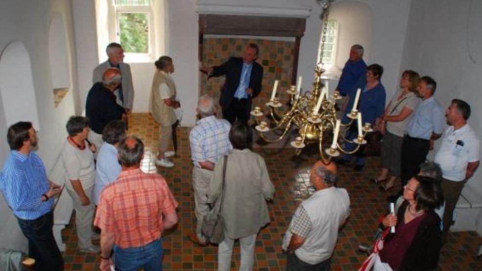 »Hausherr« und »Vater« des sanierten Steinhauses: Dr. Rolf Bärenfänger (in der Mitte vor dem Kamin) gab bei der Eröffnung der »Bunder Woche« Einblicke in die Geschichte des Gemäuers.  © Foto: Hanken