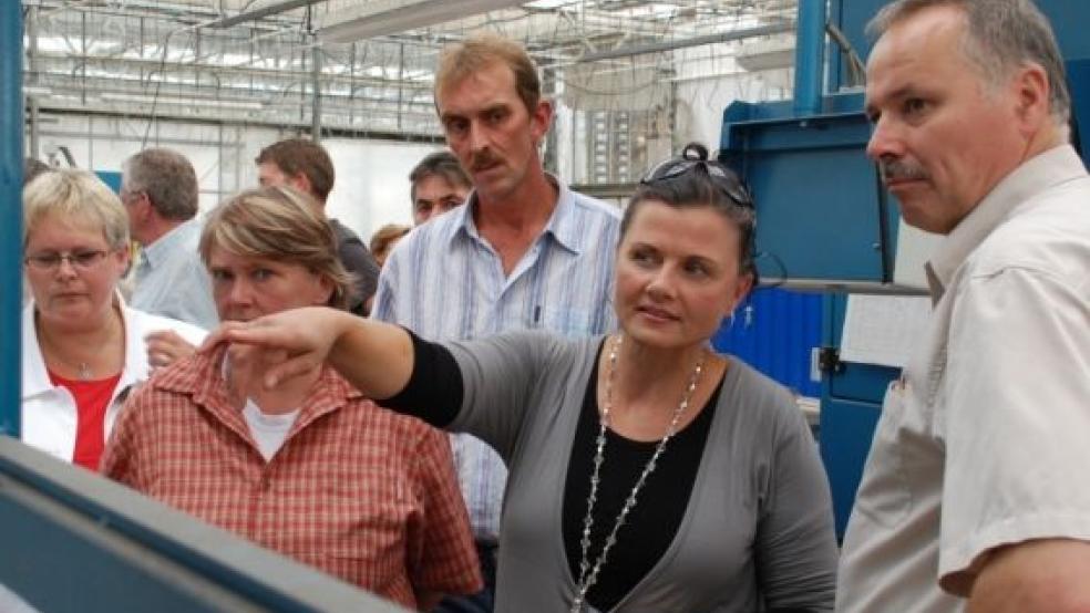 Bei der Betriebsbesichtigung: Im Bild von links die Stadtverbandsvorsitzende Hildegard Hinderks, die CDU-Ratskandidaten Margret Tobian-Krampe und Reinhard Schüür, Gitta Connemann und Gerd Silze. © Foto: Hoegen