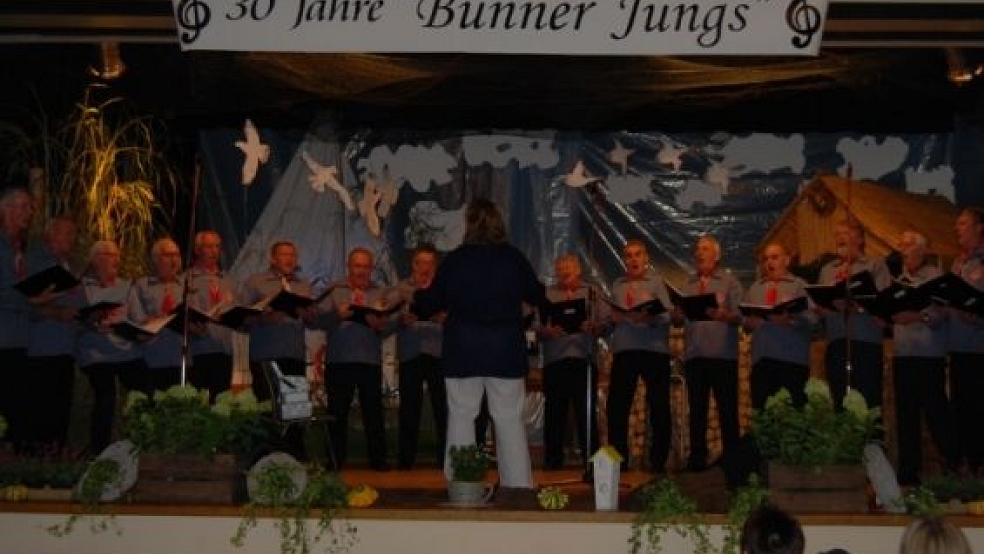 »Lieder, so schön wie der Norden«: Damit begannen die »Bunner Jungs« unter Leitung von Anja Geber ihren Konzertabend in der Bunder DGA und begeisterten fast 400 Zuhörer. © Fotos: Hoegen