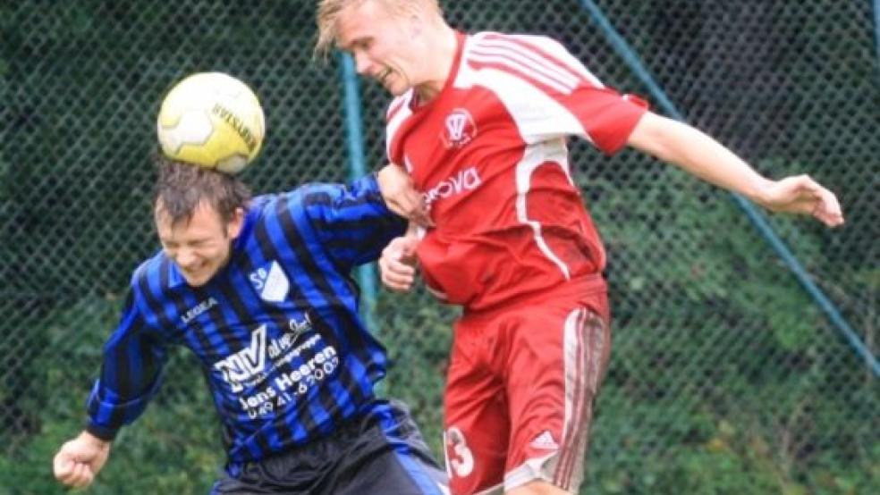 Kopfballduell zwischen dem Bunder Rene Reents (re.) und einem Egelser, die ihr erstes Heimspiel verloren.  © Foto: Wolfenberg