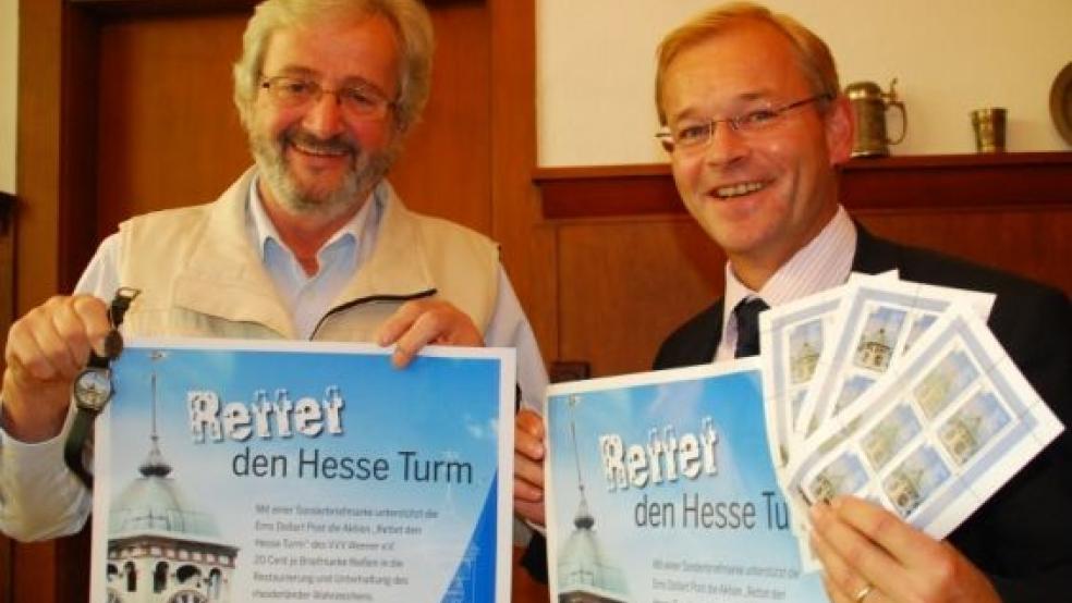 Werfen den Rettungsring für den Hesse-Turm aus: VVV-Chef Volker Kraft (links) und Risius-Geschäftsführer Bernd Lindemann, der in seiner Hand die Sonderbriefmarken hält.  © Fotos: Hanken