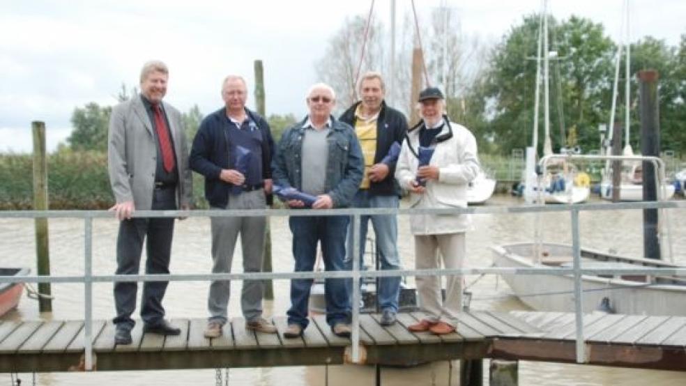 Freuen sich über das gelungene Werk: Bürgermeister Johann Tempel, Reiner Kaput, Jakob Heijenga, Hafenmeister Wilfried Voß und Ernst Scharmacher (von links) auf der neuen Steganlage. Nicht im Bild Andreas Kaput, der beruflich verhindert war. © Foto: Hoegen