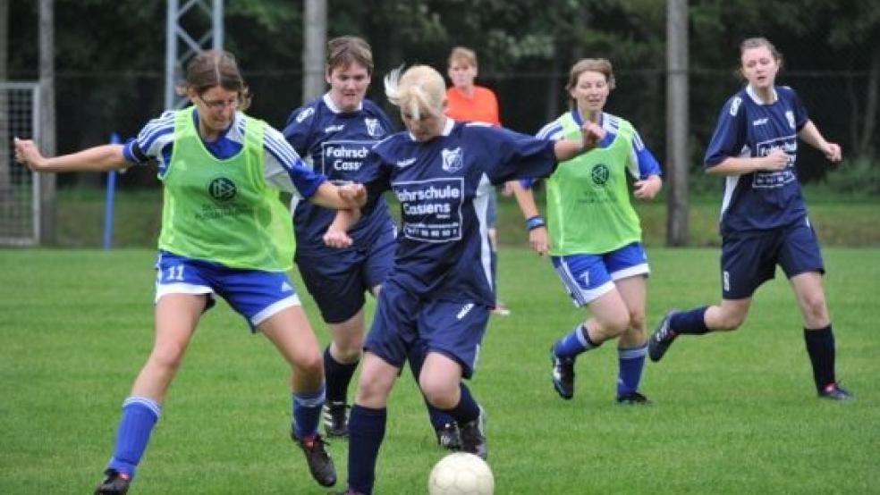 Das erste Derby der Frauen ging an die Möhlenwarferinnen (grüne Leibchen). Mit 4:0 setzte sich das Team von Helmut Auen auf der Heide durch.  © Foto: Bruins