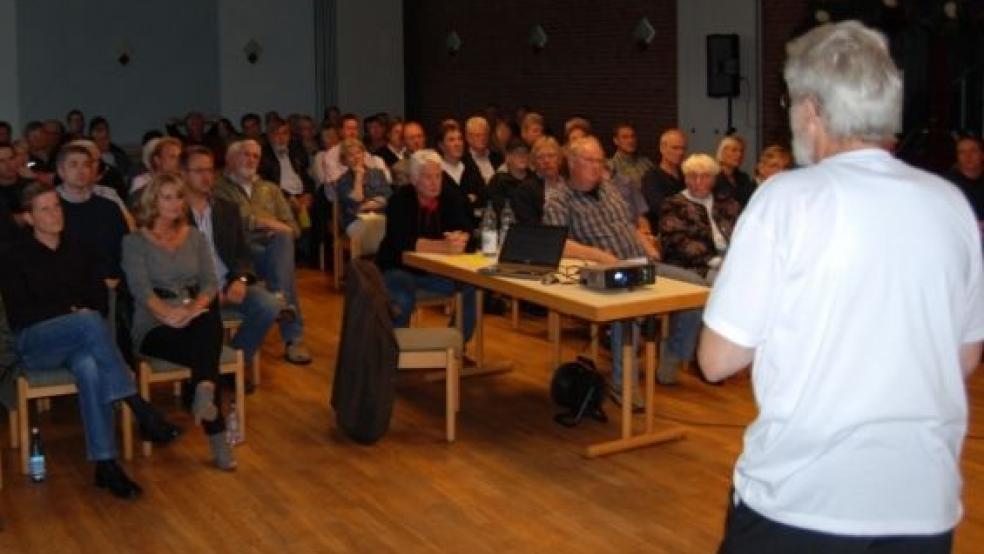 Frank Kreutzburg, der mit einer Bürgerinitative den Widerstand gegen ein Kavernenprojekt in Etzel organisiert, berichtete am Dienstag vor rund 100 Zuhörern im Saal des Jemgumer Rathauses von seiner Arbeit.  © Fotos: Hoegen