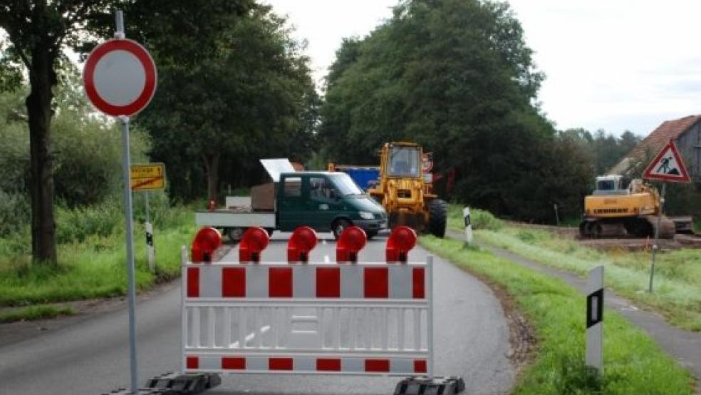 Voll gesperrt ist seit gestern die Straße Lynesch in Diele. Statt der alten K27 muss jetzt über die Umleitung »U3« die neue K27 in Richtung Papenburg benutzt werden. Die neue K27 ist seit dem 26. August wieder passierbar.  © Foto: Hoegen