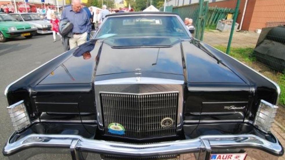 Glänzend in jeder Hinsicht: Der gut polierte Lincon ließ Oldtimer-Freunde strahlen.  © Fotos: Hanken/Himstedt/privat