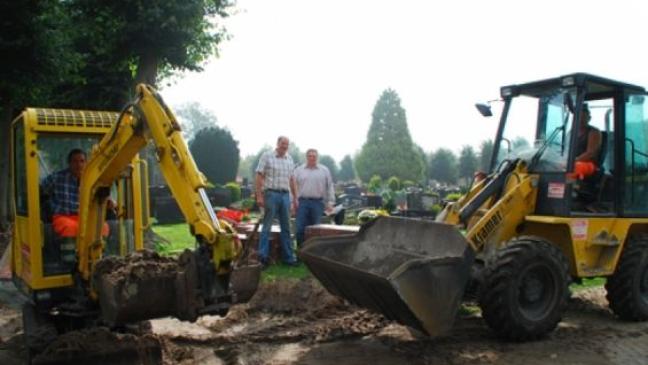 Neue Wege und alte Spuren auf dem Friedhof