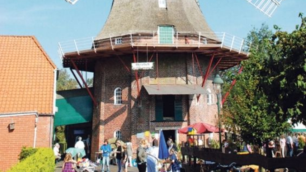 Die Jemgumer Mühle zeigt in der strahlenden Oktobersonne die restaurierte Galerie und den reparierten Sturmschaden. © Fotos: Kuper