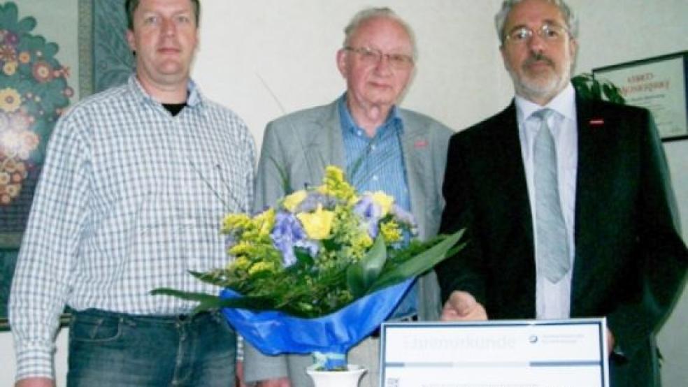 125 Jahre im Dienste des Handwerks – dafür wurden die Malerwerkstätten Klinkenborg jetzt mit der Ehrenurkunde der Handwerkskammer für Ostfriesland ausgezeichnet. Unser Foto zeigt Ewald und Theodor Klinkenborg (von links) mit Handwerkskammerpräsident Horst Amstätter bei der Ehrung.  © Foto: Handwerkskammer