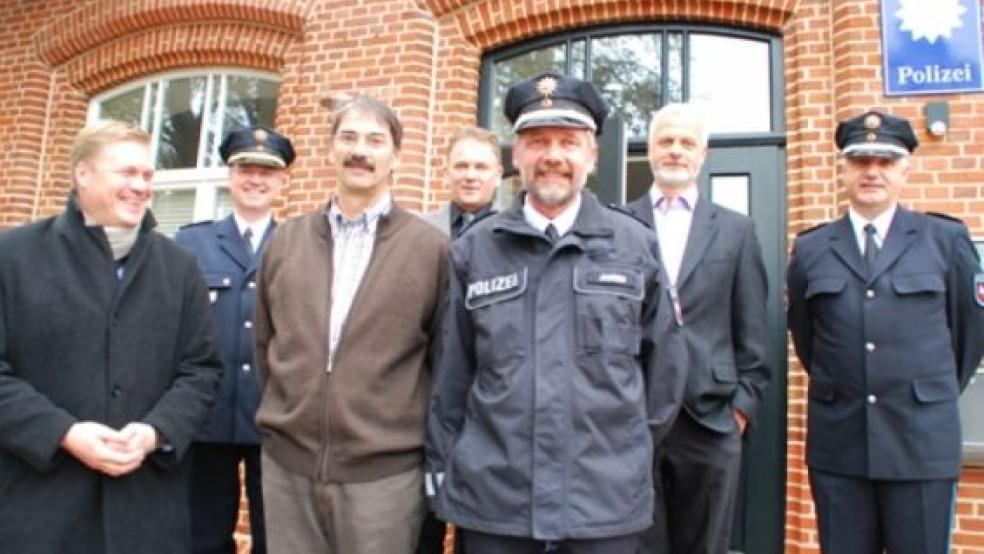 »Geleitschutz« bei der offiziellen Einweihung der Bunder Polizeistation: (von links) Ulf Thiele (CDU-Generalsekretär), Johannes Lind (Leiter Polizeiinspektion Leer Emden), Hans-Jürgen Peters (früherer Polizichef Bunde), Bürgermeister Gerald Sap, Gerhard Janßen (Leiter Polizeistation Bunde), Helmuth A. Brümmer (Bauherr) und Joachim Hündling (Leiter Station Weener). © Foto: Hanken