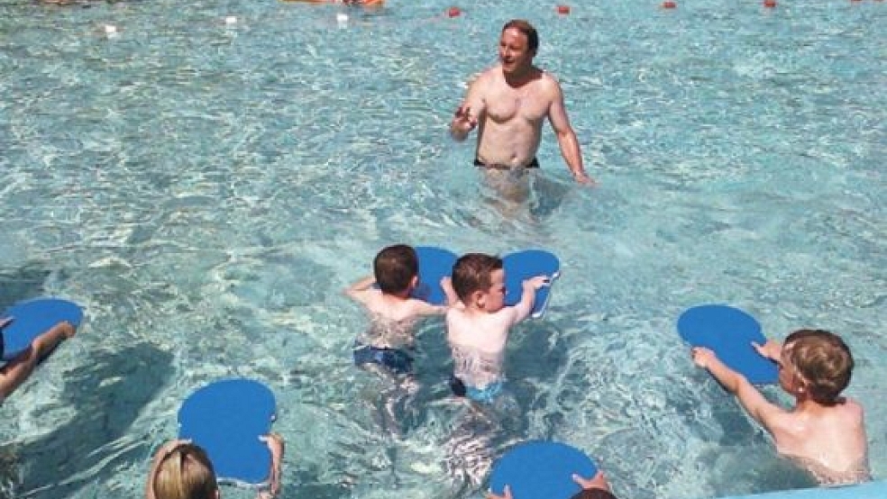 Aller Anfang ist schwer: Auch die Schwimmkurse, die Schwimmmeister Hans-Dieter Krämer im Friesenbad gibt, sind gut besucht. © Foto: Hoegen