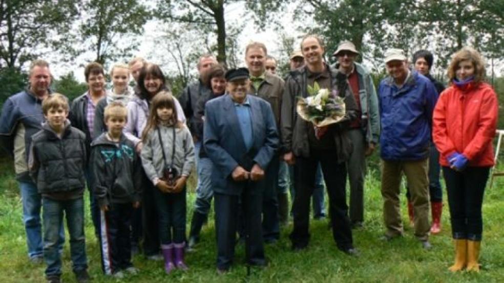 Gratulation zur 50. Moorführung - seit 1999 bietet Detlef Kolthoff (mit Blumen) ehrenamtlich Moorführungen in Wymeer an. Zu diesem besonderen Jubiläum gab es viel Lob von seinem Vorgänger Paul Bloem (Mitte vorn links) und von Bundes Bürgermeister Gerald Sap (dahinter). © Fotos: Himstedt