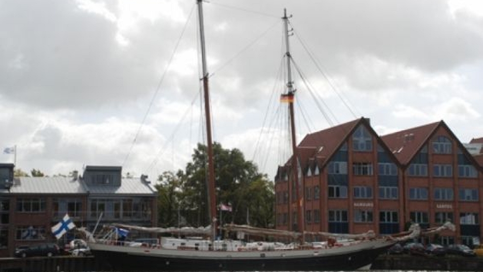 Der Zweimastschoner »Amazone« liegt derzeit noch im Hafen in der Nähe der Rathausbrücke in der Altstadt von Leer. © Foto: Hoegen