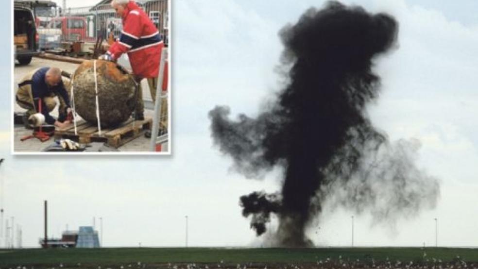 Eine riesige Rauchwolke stand nach der Detonation der Ankertaumine über dem Norddeicher Hafen. Sprengmeister des Kampfmittelbeseitigungsdienstes (kleines Bild) bereiteten die Mine für die Sprengung vor. © Fotos: Ostfriesischer Kurier