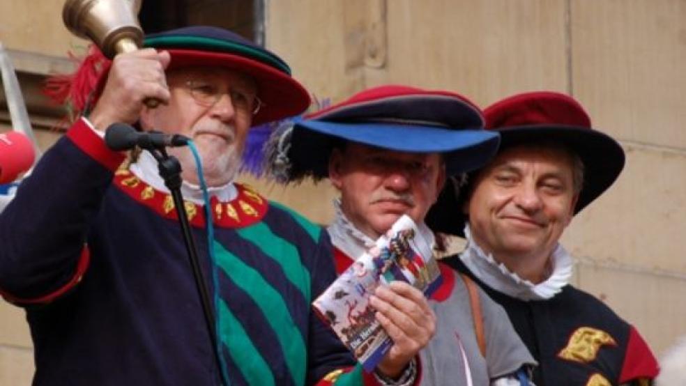 »Fiev Daag free Markt« läuteten die drei Herolde Hans-Arno Loerts, Franz Krämer und Helmut Kock auf der Leeraner Rathaustreppe ein. Bereits am Dienstagabend lief der Galli-Viehmarkt auf der Nesse an. Dort wurde der Kauf traditionell per Handschlag besiegelt. © Fotos: Jansen/Bruins