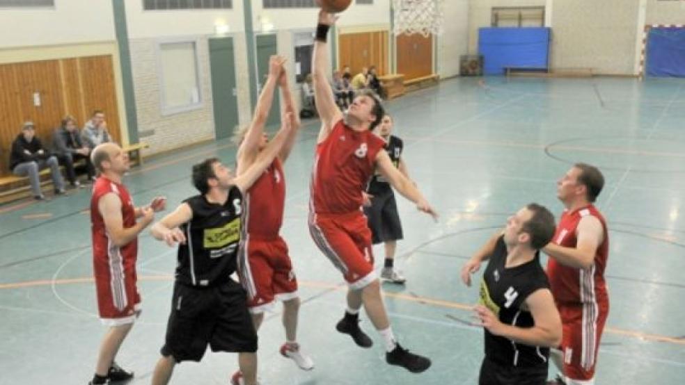 Aggressive Reboundarbeit zeigten die Gäste aus Roffhausen im Rheiderland. Am 8. Oktober startet Weener in die Punktspielsaison. Gleich zum Auftakt steht das Derby in Bingum auf dem Spielplan. © Foto: Bruins