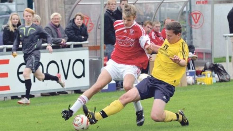 Zum dritten Mal hintereinander traf die Reserve des TV Bunde nicht ins Tor. Unser Foto zeigt Dirk Köller im Zweikampf. © Foto: Bruins