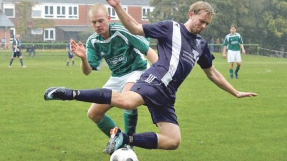 Erstmals seit achteinhalb Jahren standen sich Stapelmoor und Heidjer SV wieder in einem Punktspiel gegenüber. Holger Heijen (grünes Trikot) gewann mit seinen Teutonen mit 5:1 gegen die Heidjer. © Foto: Bruins
