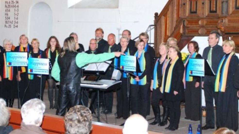 Abwechslungsreich und stimmlich »voll der Höhe« präsentierte sich der Chor »Happiness« unter Leitung von Peter Zimmermann (Mitte) bei seinem Auftritt gestern in der Georgskirche Weener. © Foto: Hanken