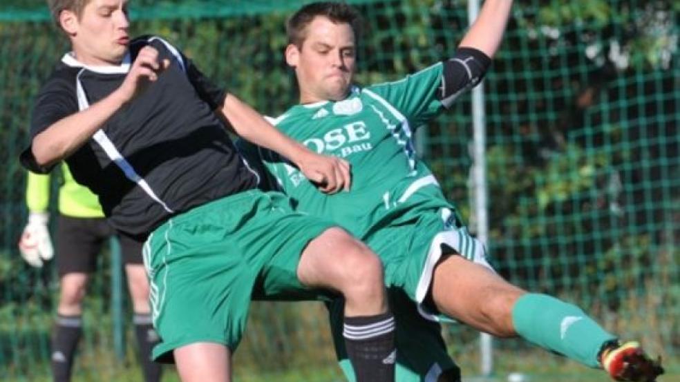 Zweikampf zwischen Bingums Markus Berghaus (links) und einem Gästespieler. Die Gastgeber lagen 0:3 zurück und ergatterten am Ende doch noch einen Punkt. © Foto: Bruins