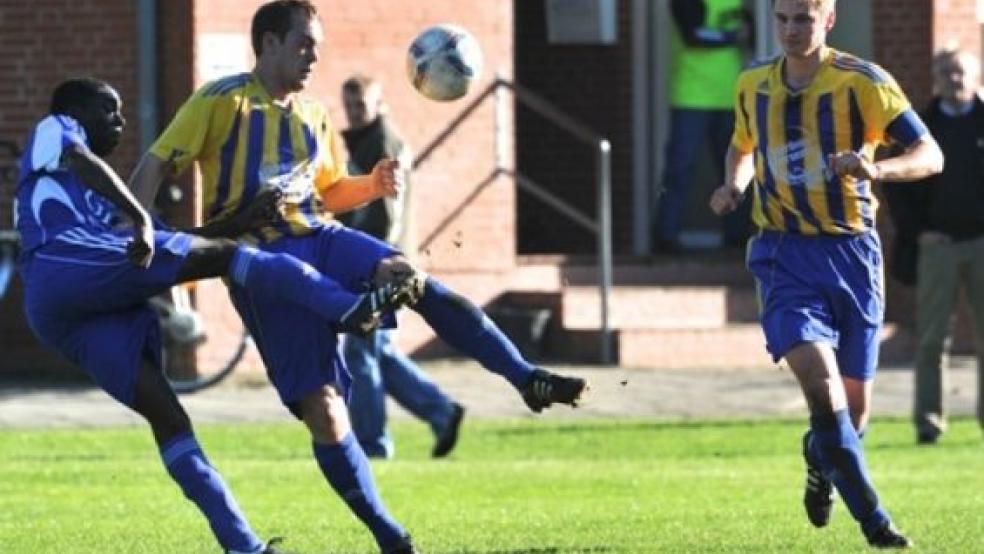 Torschütze zum 0:2: Germanias Neils Essel im Duell mit Alfred Tamoschat und Derk Schüür. Weener hat von den letzten sieben Spielen sechs verloren. Und in zwei Wochen steht das Derby an. © Foto: Bruins