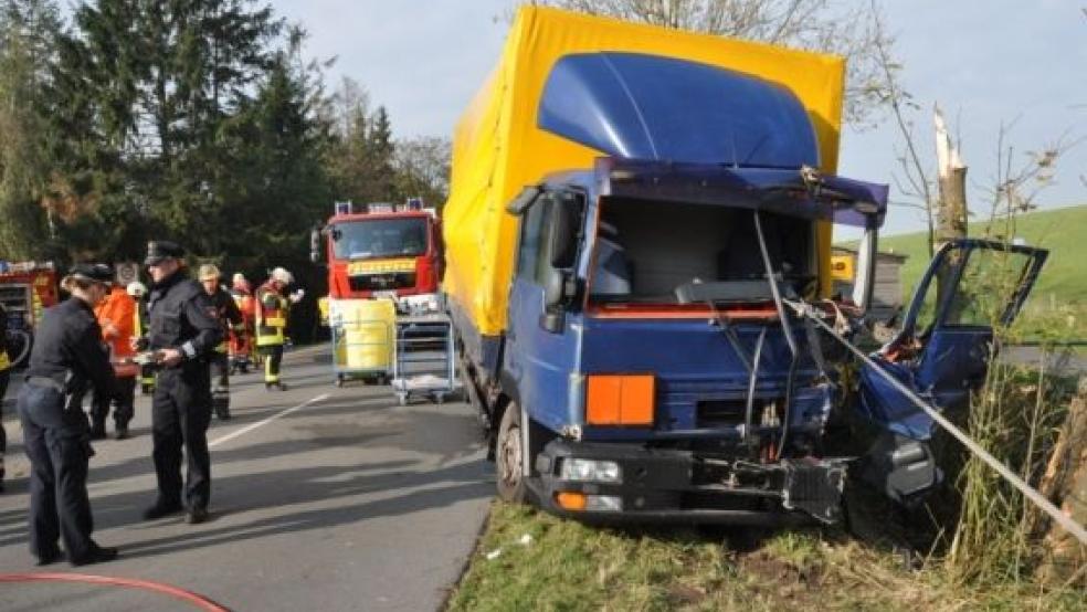 Ein Großaufgebot an Rettungskräften ist nach dem Lkw-Unglück vor dem Ortseingang von Bingum im Einsatz.  Foto: Hanken © 