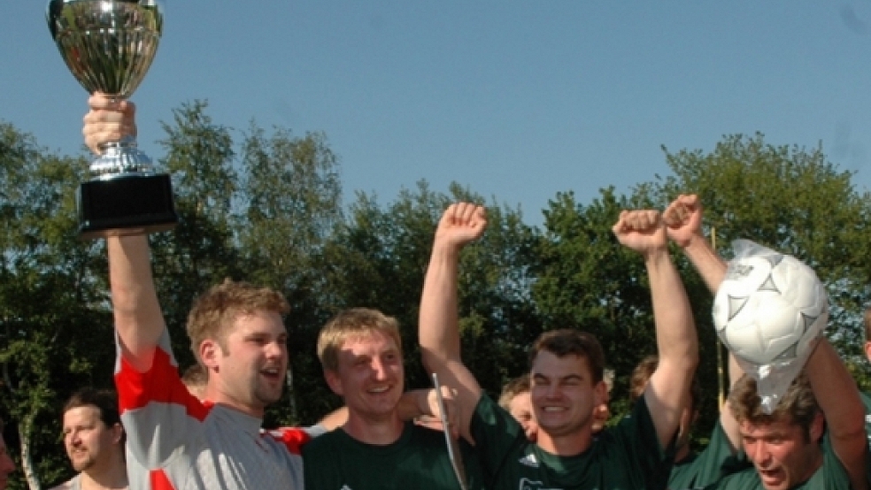 Letzter Pokalsieger aus dem Rheiderland: Stapelmoor stemmte 2006 den Pott in die Höhe. Seitdem unterlagen drei hiesige Teams im Endspiel. © Foto: Kremer