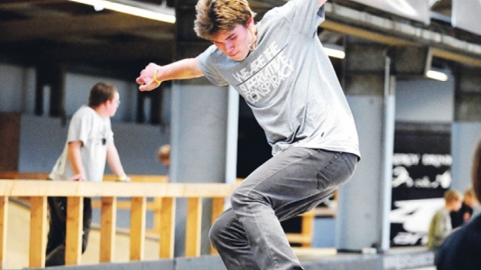 Johannes Riedel aus Ditzum gehörte am vergangenen Wochenende in der Auricher Skatehalle zu den besten Skatern. © Foto: Gleich