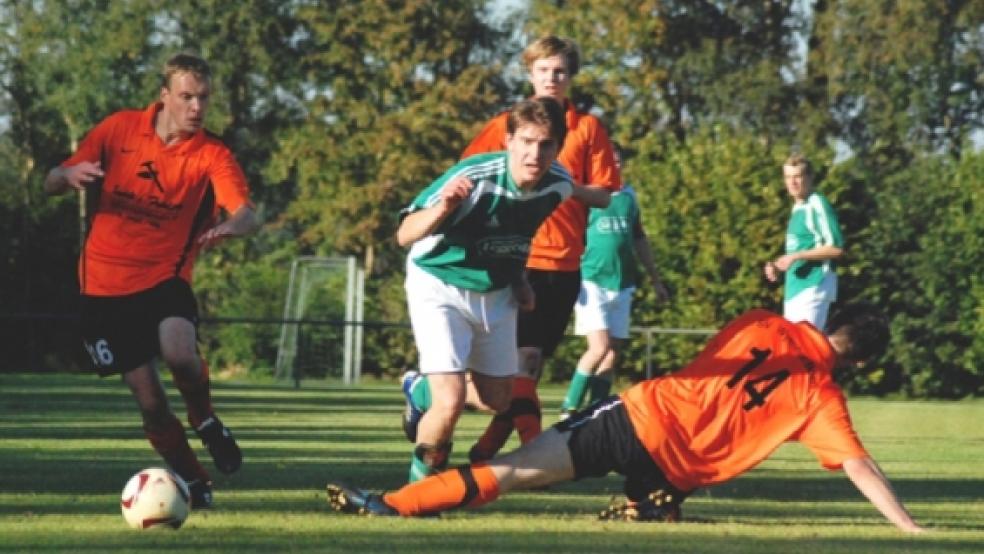 Acht Spiele in Folge hatte Tabellenführer Stapelmoor fleißig Punkte gesammelt - bis Wymeer Micha Gerke und Co. ein Bein stellte. Am Sonntag empfangen die Teutonen das Team aus Möhlenwarf, während Wymeer im Heimspiel Borussia Leer schlagen will. © Foto: Kremer