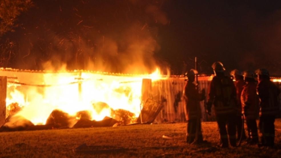 Gespenstischer Feuerschein: Von dieser großen Lagerhalle eines Hofes am Süderweg blieb nur noch verkohltes Blech übrig. © Foto: Wolters