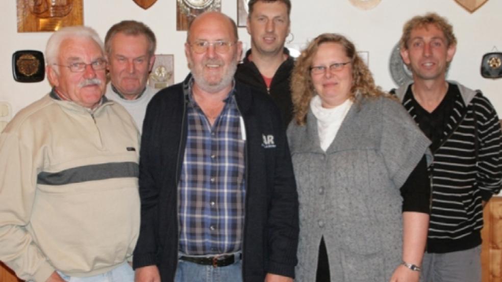 Theater-Macher treffen sich: Im Bild von links Friedel Rügge (Theatergruppe Freiwillige Feuerwehr Weener), Roelf Dreesmann (Theatergruppe Möhlenwarf/Weenermoor), Wübbo Pals (Theatergruppe Jemgum), Martin Roelfsema (Theaterkoppel Stapelmoor), Tina Goeman (Bimge Spööldeel) und Frank Meinders (Theatergruppe Jemgum). © Foto: Goeman