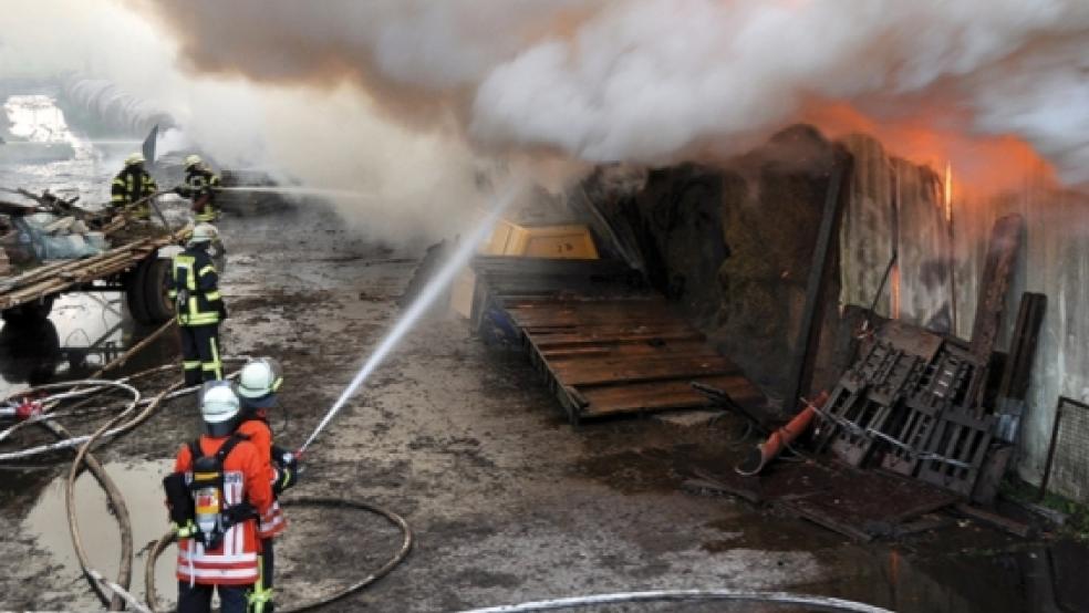 Trotz des intensiven Löscheinsatzes der Feuerwehren konnte die Lagerhalle von Renold Müller nicht mehr gerettet werden. © Foto: Wolters