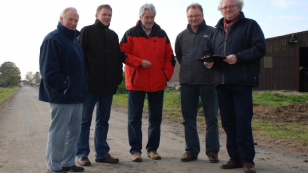 Bei der Bauabnahme: Von links Wilhelm Ostendorp, Bürgermeister Gerald Sap, Georg Cloppenburg, Henning de Beet und Bauamtsleiter Manfred de Buhr. © Foto: Hoegen