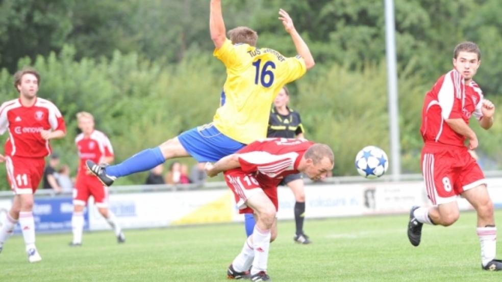 Wer nimmt morgen wen hoch? Beim letzten Zusammentreffen im Pokalspiel Ende Juli ­triumphierte der TuS Weener (gelbes Trikot) mit 1:2 über den TV Bunde. © Foto: Bruins