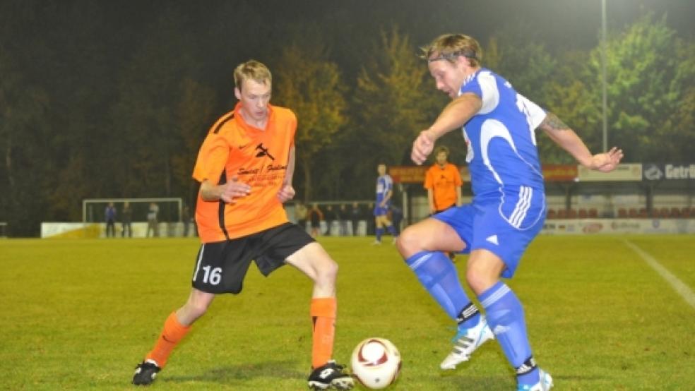 Die Derby-Vorliebe der Wymeerster um Uwe Vry (links) hat auch im Spiel gegen die Holthuser-Spieler um Torschütze Benjamin Lüdemann (rechts) nicht abgenommen Mit 2:1 konnten die Wymeerster sich durchsetzen. © Foto: Bruins