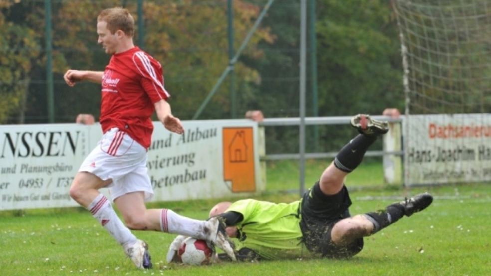 »Ems«-Spieler Matthias Giertz wird vom Heisfelder Keeper gestoppt. In der 86. Minute schießt er das Tor zum 3:1. © Foto: Bruins