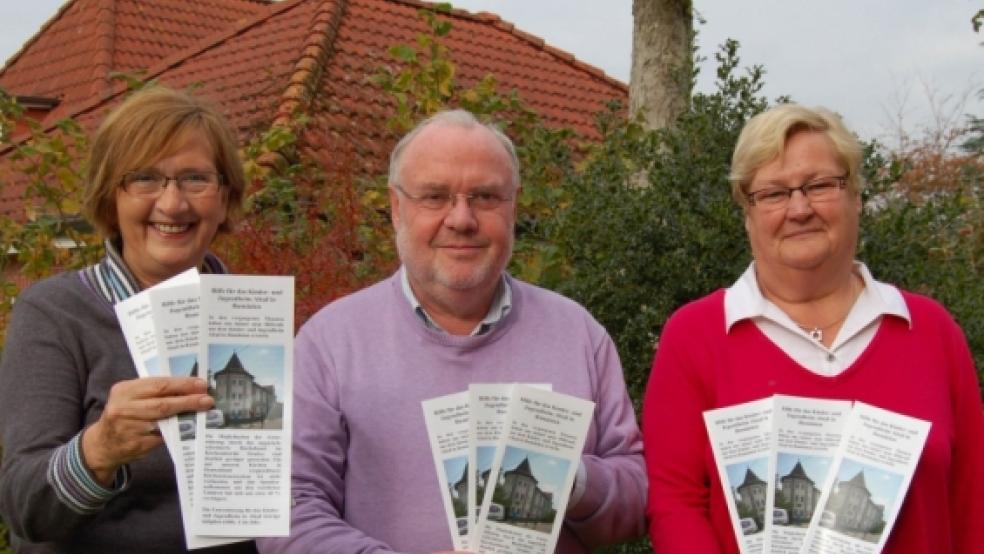 Sind am Sonnabend bei der Spendensammlung dabei: Pastor Egbert Zager und die Kirchenratsmitglieder (von links) Hilde Otter und Karla Steinfelder. Sie präsentieren Flyer, die über das Kinderheim in Alesd informieren.Im Vergleich zu den Vorjahren sind die Kleiderspenden dieses Mal auf Kinder- und Jugendkleidung beschränkt. © Nagel