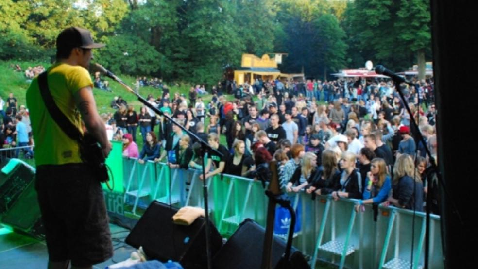 Umsonst und draußen konnten die jungen Besucher im Juli das sechste »Free For All-Festival« im Stapelmoorer Park feiern - unter anderem mit »The Love Bülow«. Ob die siebte Fortsetzung im kommenden Jahr stattfinden wird und ob das Festival weiterhin mit freiem Eintritt locken kann, ist noch nicht klar.  © Archiv-Foto: Hanken