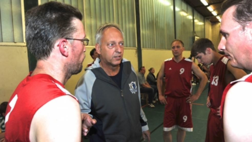 Trainer Steffen Bruns konnte in Emden endlich den ersten Punktspielsieg verbuchen.  © Foto: Bruins