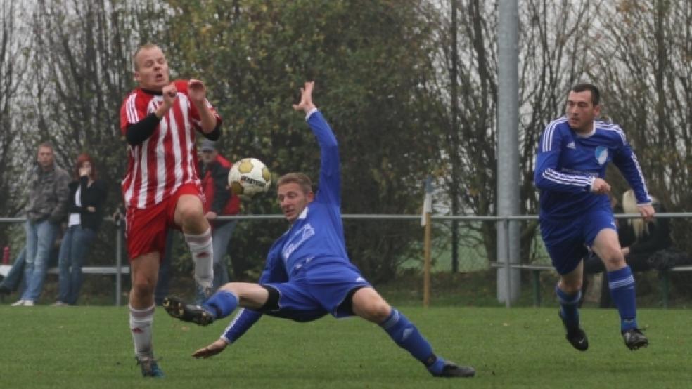 Obwohl Verlaat die alten Haudegen wie Stefan Krüger (beim Fallrückzieher) aufgeboten hatte, ging das Derby gegen Aufsteiger Jemgum II (links: Alwin Mühlena) mit 1:4 verloren. Alexander Jochum kann in dieser Szene nicht mehr eingreifen.  © Foto: Schulte