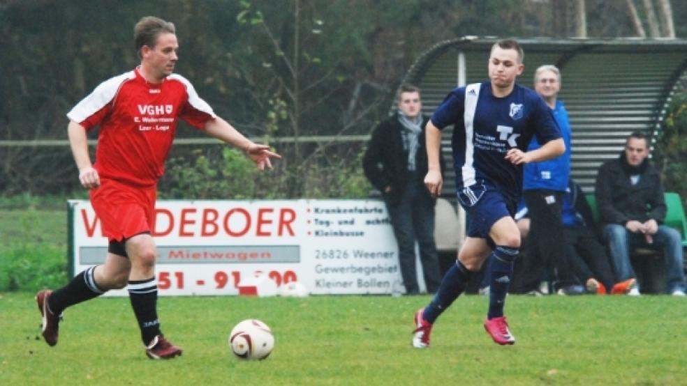 Zum vierten Mal in Folge verließen die Heidjer gestern den Platz als Sieger. Das Gästeteam um Spielertrainer Tido Lienemann (links) musste sich mit 2:3 geschlagen geben. © Foto: Kremer