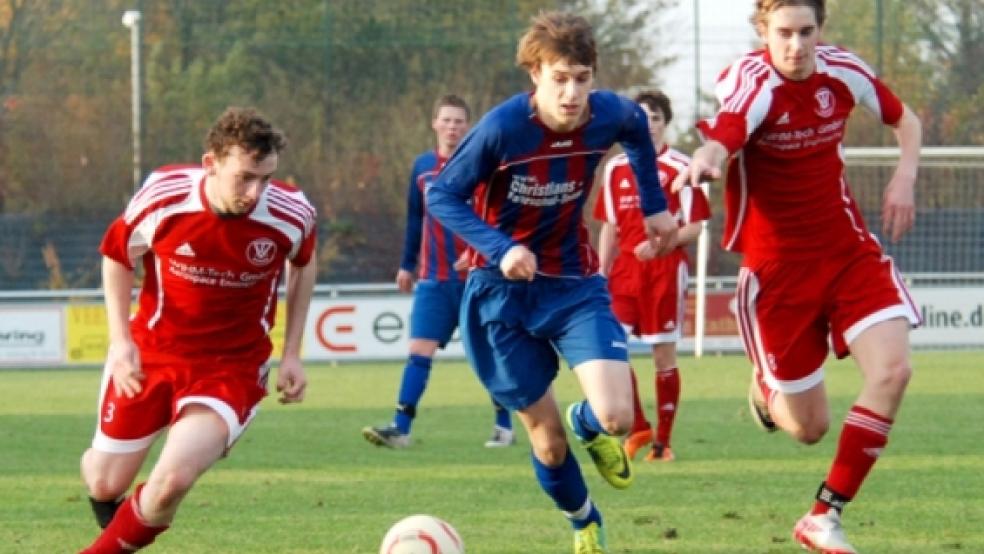 Zu einem deutlichen Heimsieg kam Bundes A-Jugend gegen Dinklage. Auf unserem Foto versuchen Vladislaw Bertram (links) und Eike Brandt den gegnerischen Spieler zu stoppen. © Fotos: Kremer