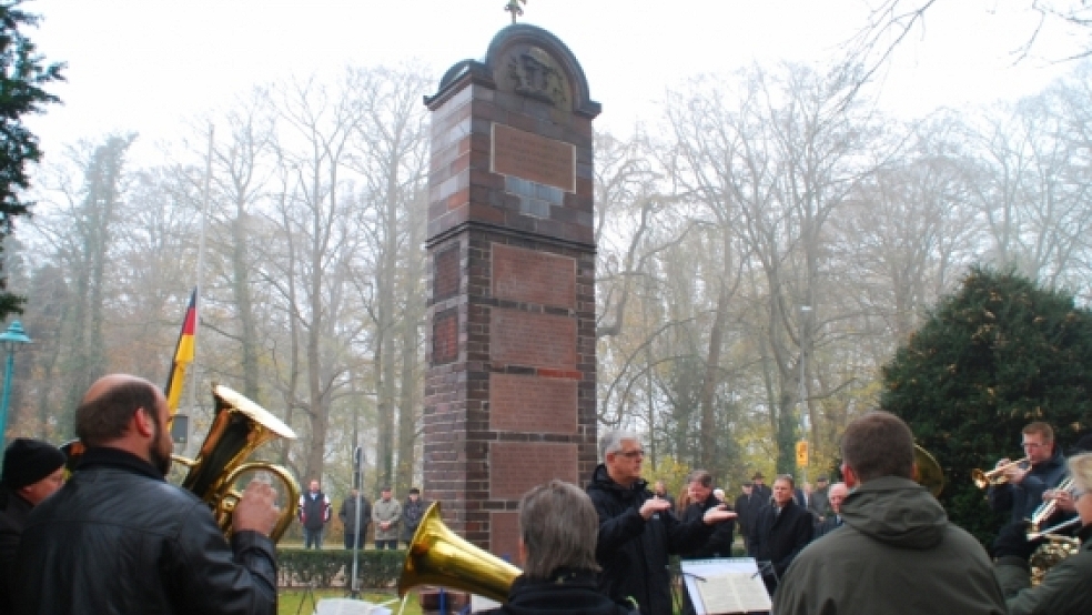 Im trüben Herbstnebel fand die Gedenkveranstaltung in Bunde statt, die vom reformierten Bläserchor musikalisch umrahmt wurde. © Foto: Hanken