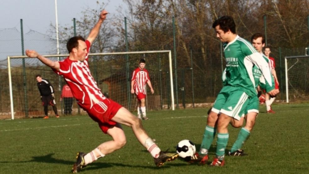 Katz und Maus spielten die Völlener mit Aufsteiger Jemgum II (links: Jens Wurps). © Foto: Schulte