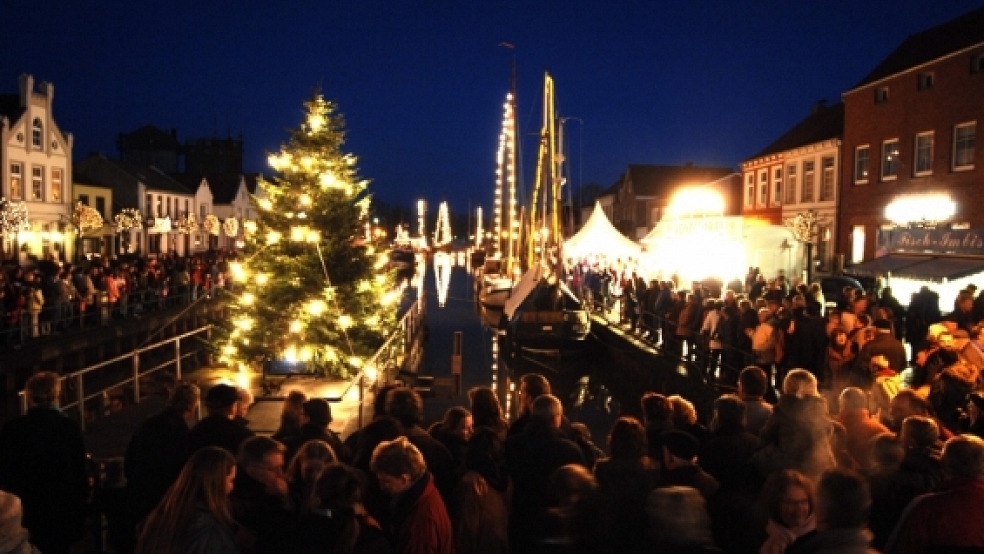 Lichtermeer und Menschenmassen am Hafen Weener: Auch beim kommenden Adventsmarkt hoffen die Veranstalter auf großen Zuspruch.   © Foto: privat