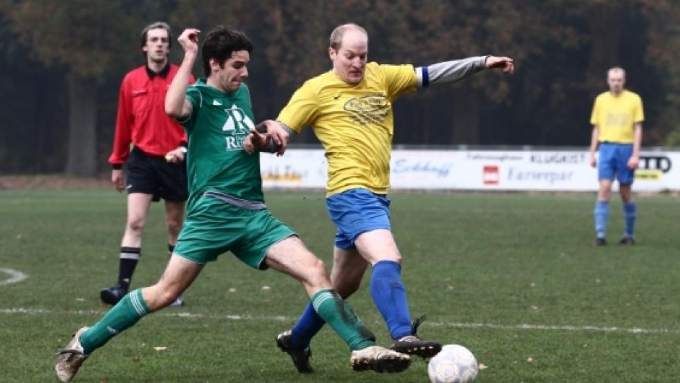 In der zweiten Saison nach dem Abstieg kann sich Weeners Reserve (am Ball: Kapitän Matthias Fürst) berechtigte Hoffnungen auf die Rückkehr in die 1. Kreisklasse machen.  © Fotos: Schulte