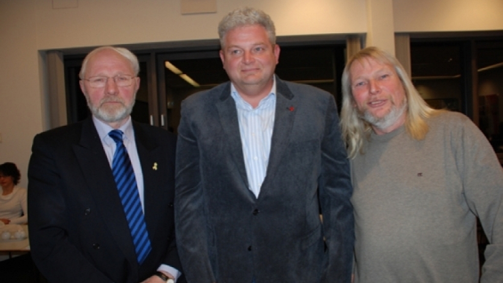 Der Jemgumer Arnold Venema (links) setzt auf eine gedeihliche Zusammenarbeit mit Holger Kleihauer (die Friesen) und Theodor Reemts (rechts). Die drei Abgeordneten bilden die Gruppe »B2F«.  © Fotos: Hoegen