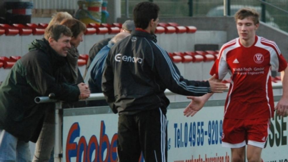 Eike Schmidt beim Abklatschen mit Trainer Lothar Brandt, beobachtet von Vater Ralph (links): Erst im Sommer ist Eike Schmidt von der B- in die A-Jugend gewechselt: Momentan führt er mit 15 Treffern die Torjägerliste der Landesliga an. © Archivfoto: Kremer