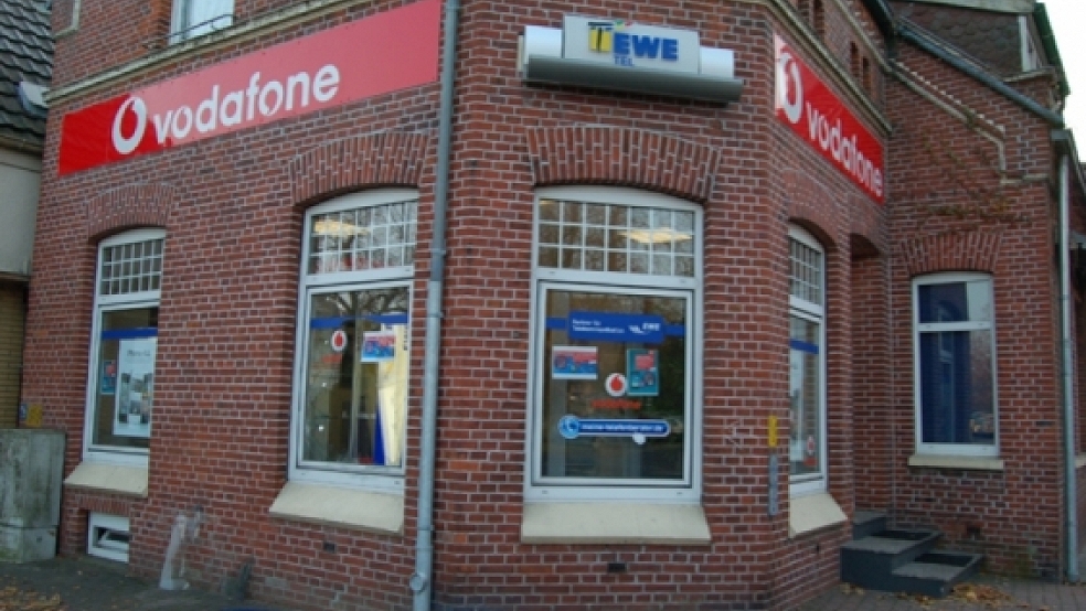 Bargeld und Mobilgeräte haben die bislang unbekannten Täter in der Nacht zum Donnerstag im Vodafone-Shop an der Neuen Straße in Weener gestohlen. © Fotos: Nagel